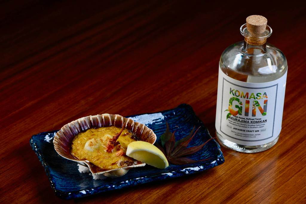 Sushiya Sushi Restaurant München japanisches Gin Tasting mit Jakobsmuscheln und Hummer mit Seeigel-Sauce gegrillt.