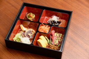 Sushiya Sushi Restaurant München Shokado Box mit Sushi gefüllt