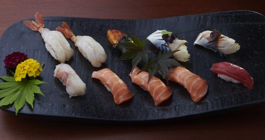 Auf besonderem, schweren japanischen Geschirr sind die feinen Nigiri am besten aufgehoben. Man  beachte übrigens eine Selbstverständlichkeit aber offenbar Seltenheit in München: korrekte, leicht unterschiedliche Größen der Reisbällchen unter den verschiedenen Fischsorten.