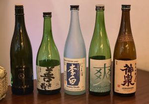 The main characters of the sake tasting in May 2022 at sansaro from left to right: Kuheiji Ka no Chi, Yokikana Junmai, Rihaku Dreamy Clouds, Sawayaka Jummai and Shinsen Umakuchi