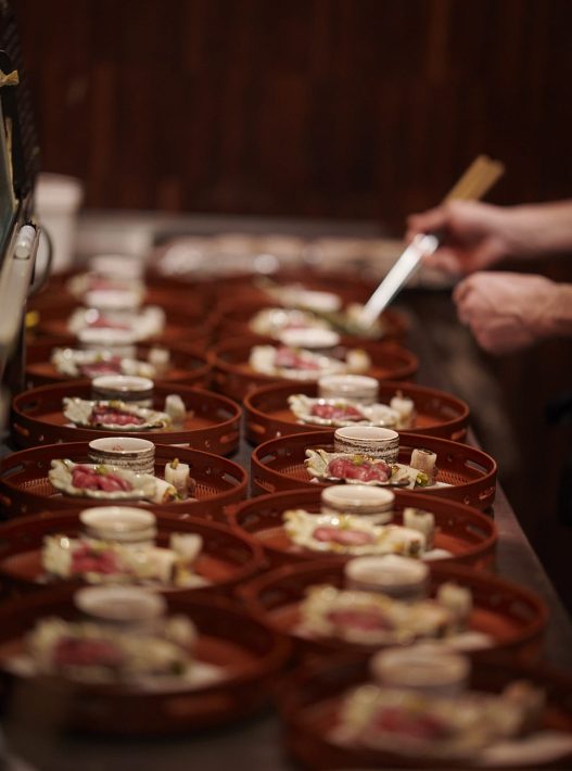 After the preparation of the ingredients, the correct assembly of the plates is also a fine manual work