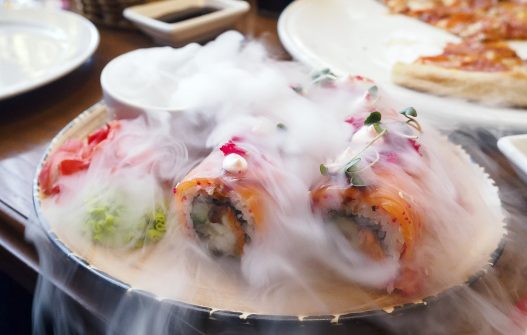 Sushi & sashimi in dry ice, a new trend in Munich that conceals more than it elevates. For the connoisseur, a negative example of a complete lack of understanding of Japanese cuisine - in this stock photo, there is even a pizza in the back right corner...