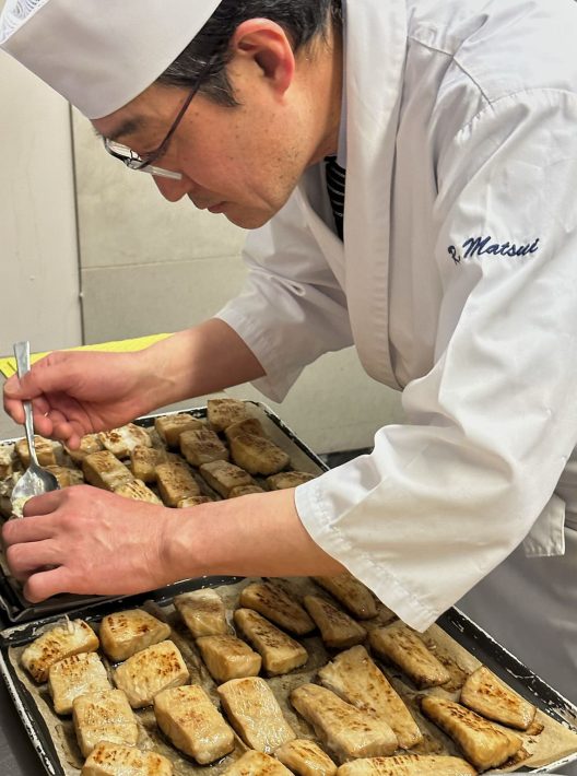 Concentrating on preparations right up to the last minute: Chef Matsui in the kitchen