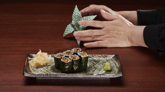 寿司の仕込みはいつも手作業が多い。
