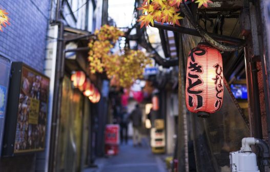 Japanische Restaurants sind stark spezialisiert. Sie tragen im Namen, was serviert wird. Hier rechts im Bildvordergrund ist eine Laterne mit „Yakitori“ beschriftet – dieses Restaurant serviert gegrillte Spieße mit allen möglichen Teilen vom Huhn.